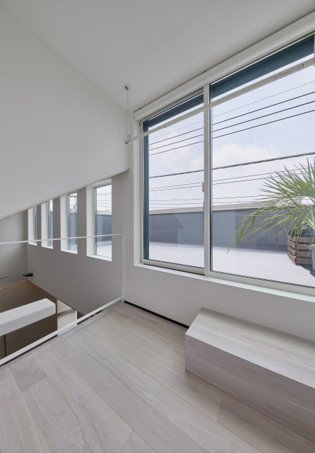 S邸 moderno-recibidor-y-pasillo