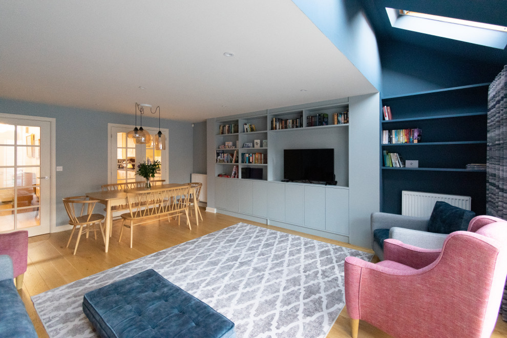 Пример оригинального дизайна: гостиная комната в стиле модернизм с синими стенами
