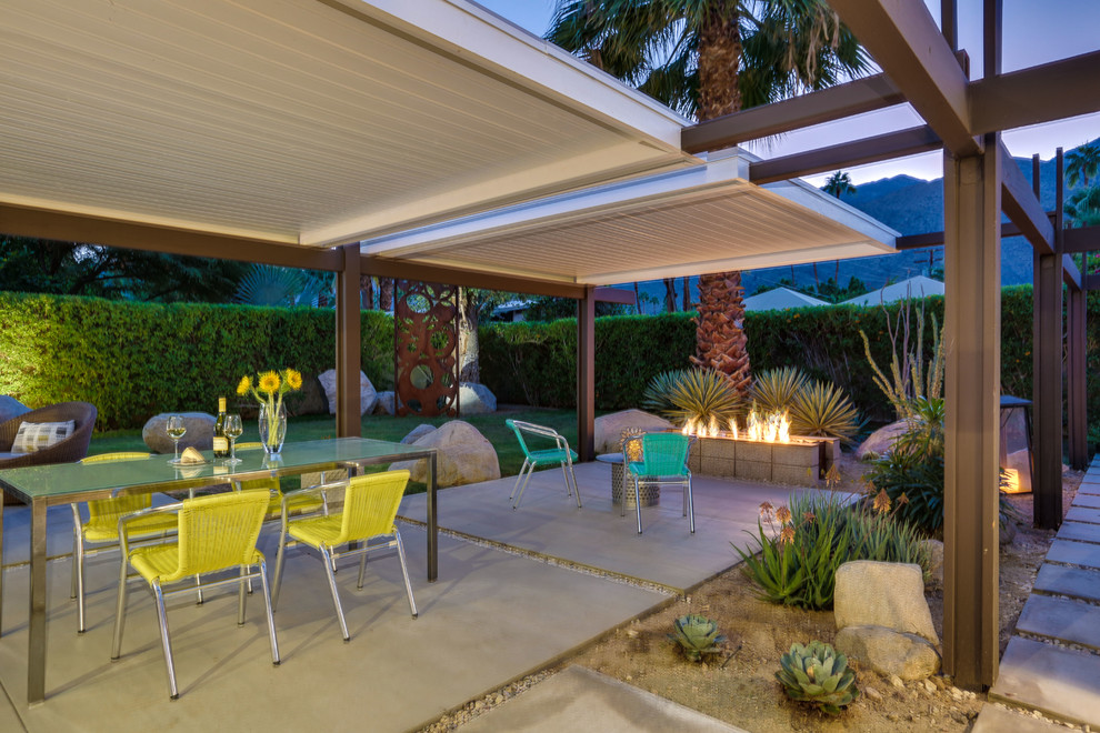 1950s home design photo in Los Angeles