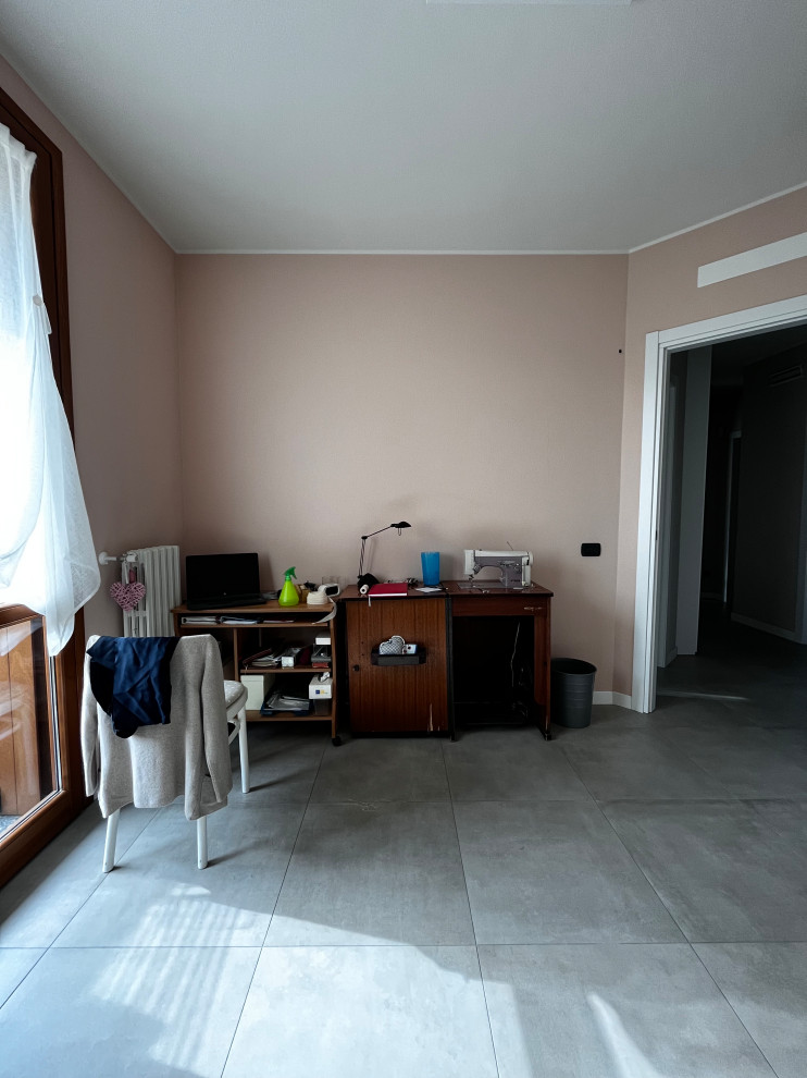 Modelo de sala de manualidades de tamaño medio con paredes rosas, suelo de baldosas de porcelana, escritorio independiente y suelo gris