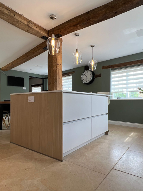 Warm Neutral Handleless Kitchen in Thame contemporary-koek