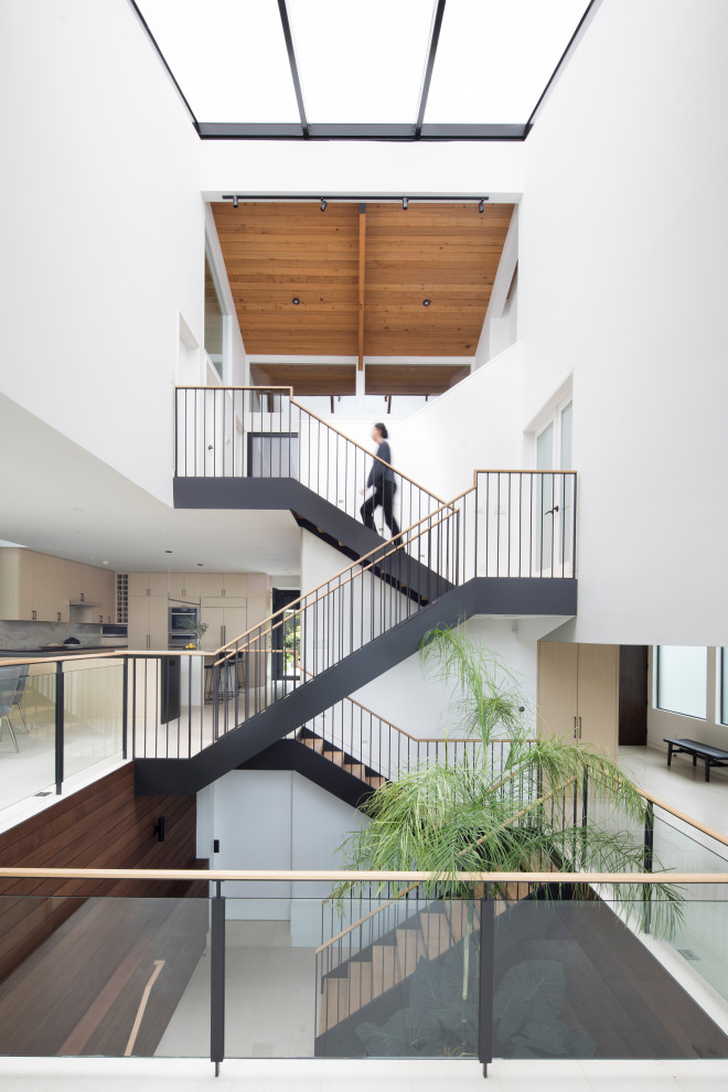 Diseño de escalera suspendida minimalista de tamaño medio sin contrahuella con escalones de madera y barandilla de varios materiales