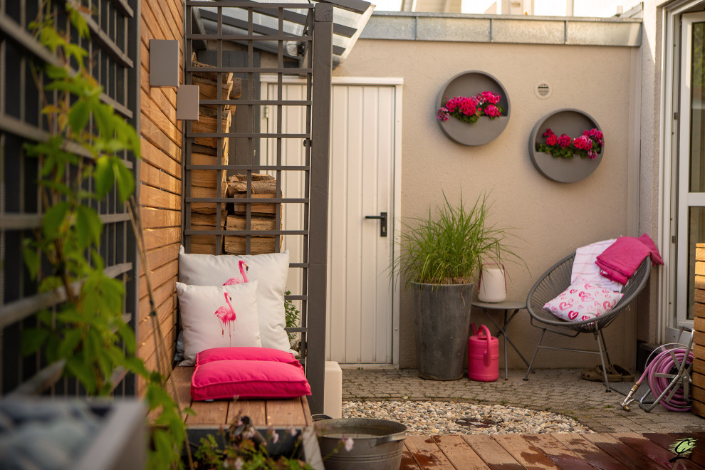 Garten im Sommer, neben dem Haus mit Blumenbeet, direkter Sonneneinstrahlung, Dielen und Holzzaun in Frankfurt