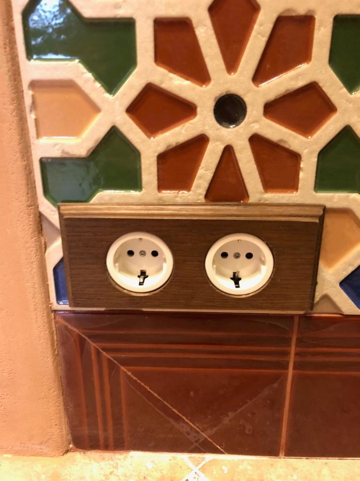 Винтажная электрика Salvador для скрытого монтажа в интерьере загородного дома.