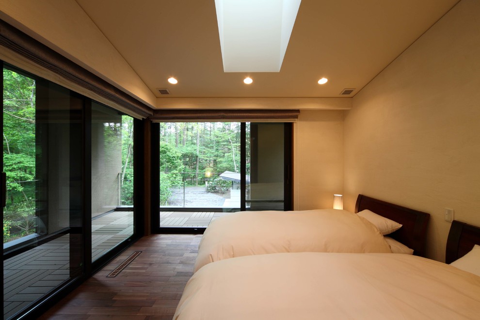 他の地域にある中くらいなコンテンポラリースタイルのおしゃれな主寝室 (白い壁、濃色無垢フローリング、暖炉なし、茶色い床) のインテリア