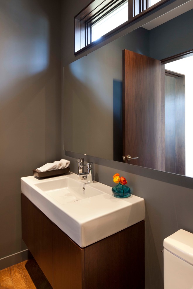 Photo of a contemporary bathroom in Minneapolis.