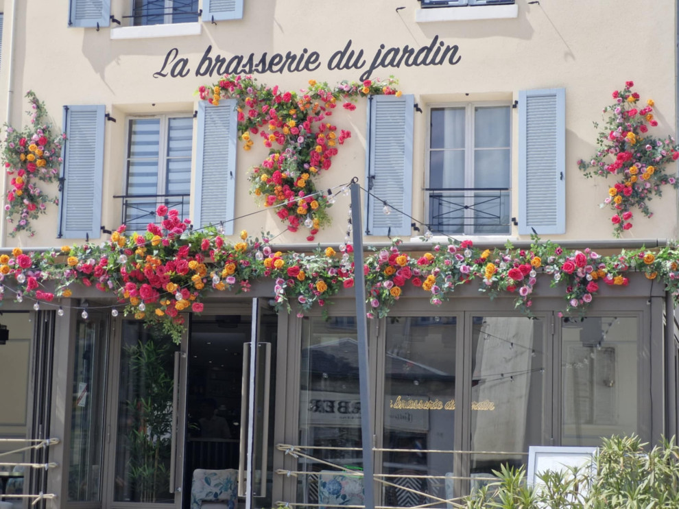 Création façade fleurie de restaurant