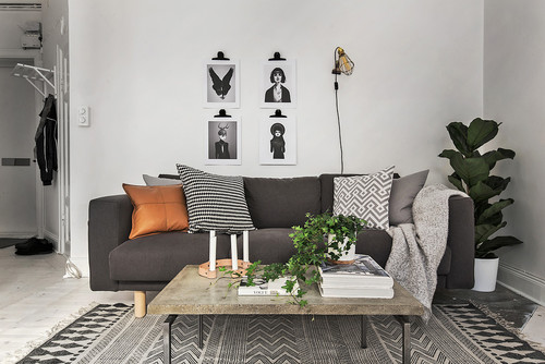 Indretning: Den grå sofa får nyt liv med disse ideer.