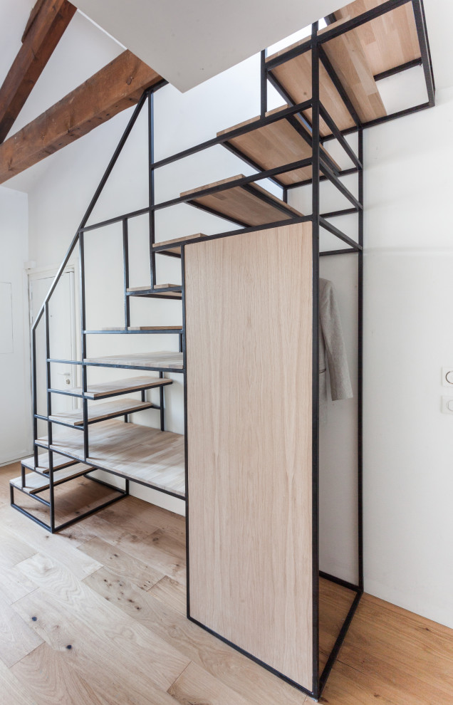 Inspiration for a mid-sized contemporary wood straight staircase in Paris with metal railing.
