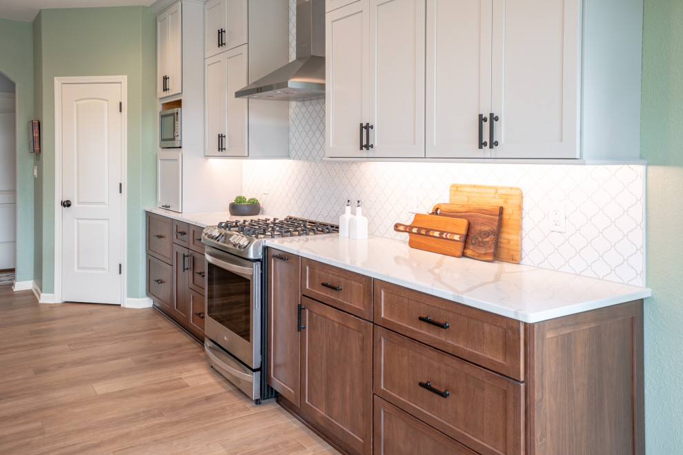 Transitional kitchen photo in Milwaukee
