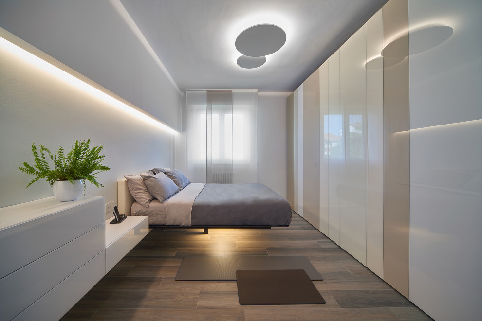 Свежая идея для дизайна: хозяйская спальня среднего размера в стиле модернизм с белыми стенами, темным паркетным полом, коричневым полом, многоуровневым потолком и телевизором - отличное фото интерьера