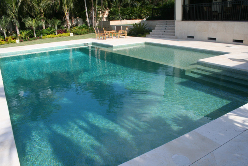 Immagine di una piscina contemporanea