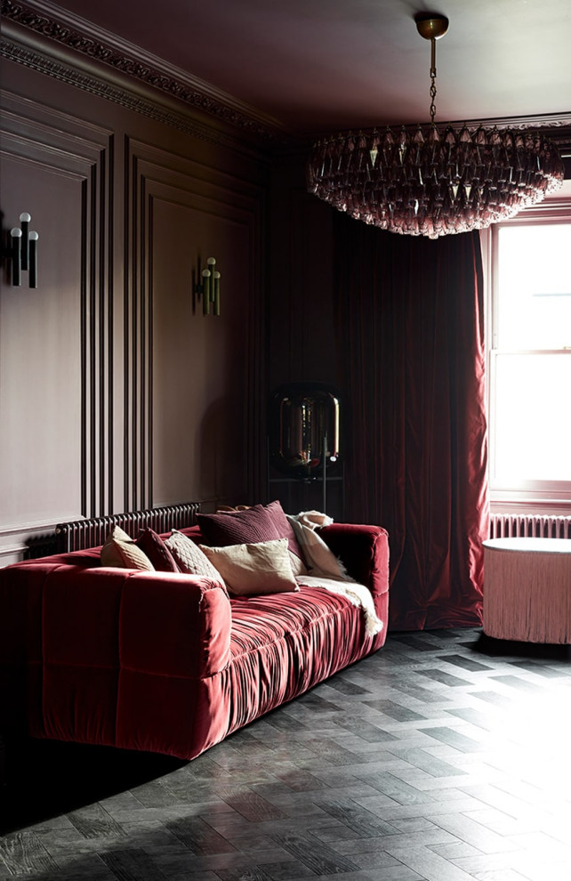 Стильный дизайн: парадная гостиная комната в викторианском стиле с розовыми стенами, темным паркетным полом, черным полом и панелями на части стены - последний тренд