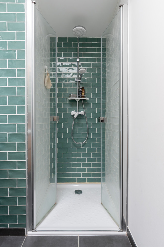 Diseño de cuarto de baño doble moderno con ducha a ras de suelo, suelo de baldosas de terracota, lavabo tipo consola, encimera de vidrio, suelo gris, ducha con puerta con bisagras y encimeras blancas