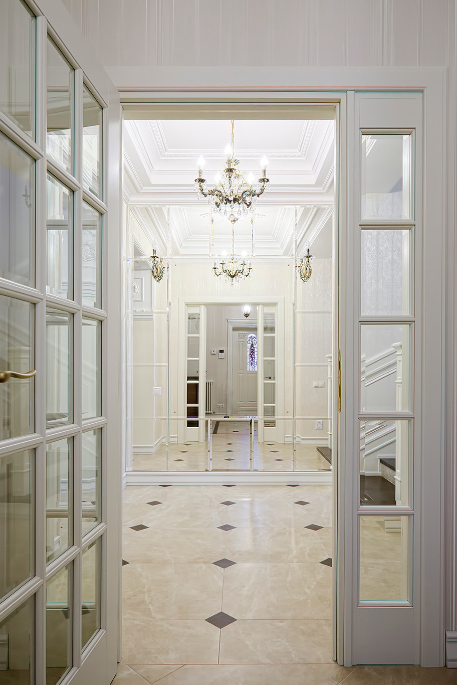 Зеркальное панно в холле