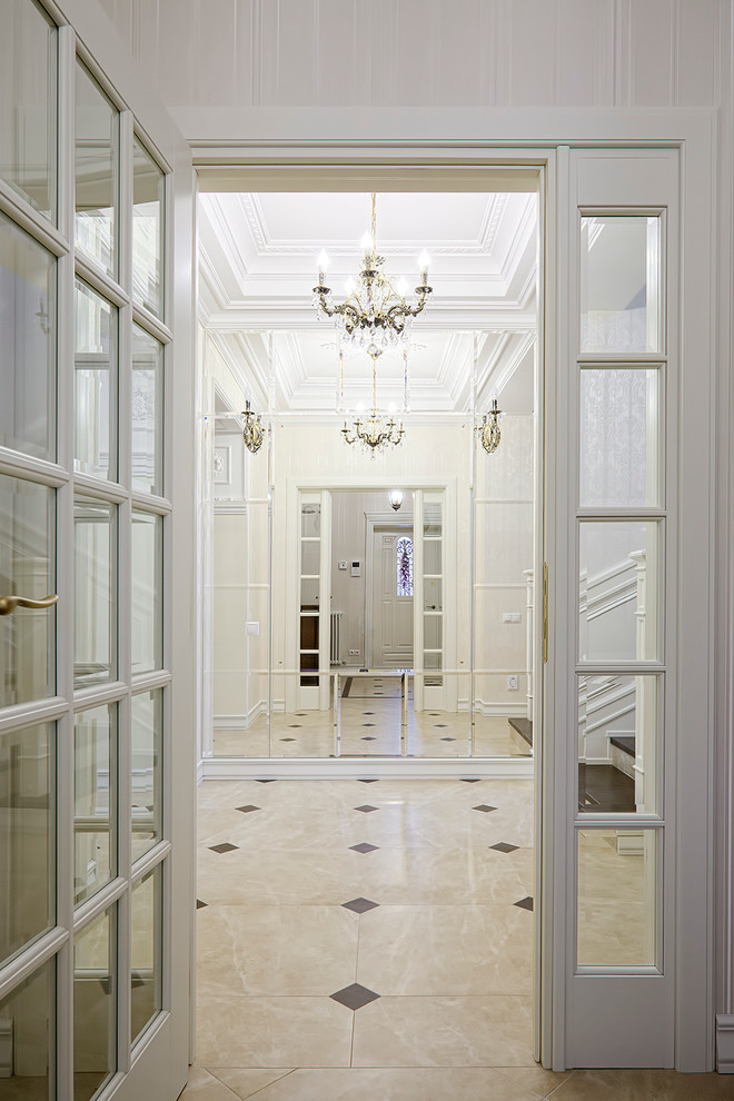 Зеркальное панно в холле