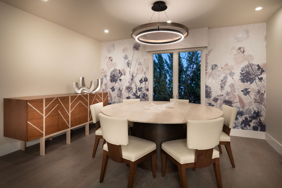Mittelgroße Moderne Frühstücksecke mit beiger Wandfarbe, braunem Holzboden, braunem Boden und Tapetenwänden in Sonstige
