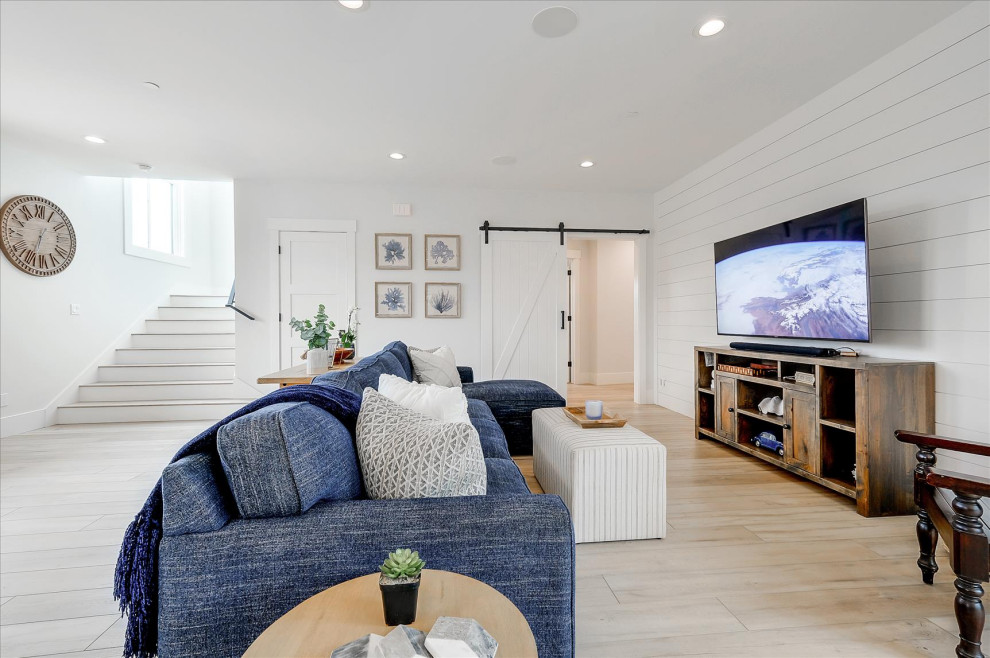 Foto di un grande soggiorno costiero aperto con pareti bianche, pavimento in vinile, TV a parete, pavimento beige e pareti in perlinato