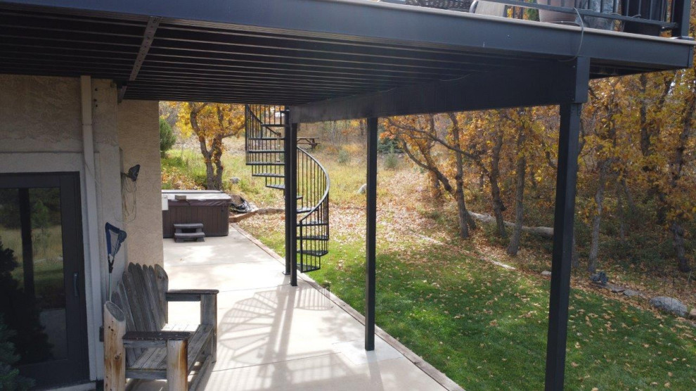 Idee per una terrazza minimalista dietro casa e al primo piano con nessuna copertura e parapetto in metallo