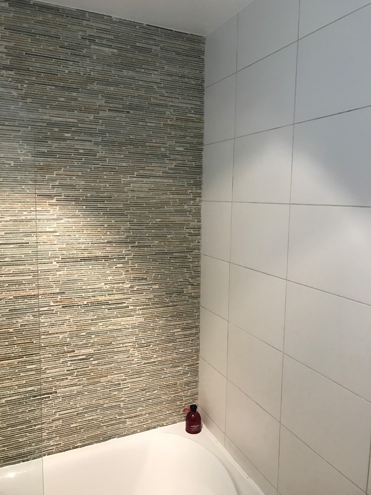 Idée de décoration pour salle de bain in bois clair With un placard sans porte, une baignoire encastrée, un combiné douche/baignoire, WC séparés, un carrelage multicolore, mosaïque, un mur multicolore, un sol en carrelage de céramique, un lavabo posé, un plan de toilette en stratifié, un sol gris, une cabine de douche à porte battante and un plan de toilette marron.