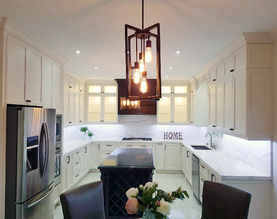 Transitional kitchen photo in Toronto