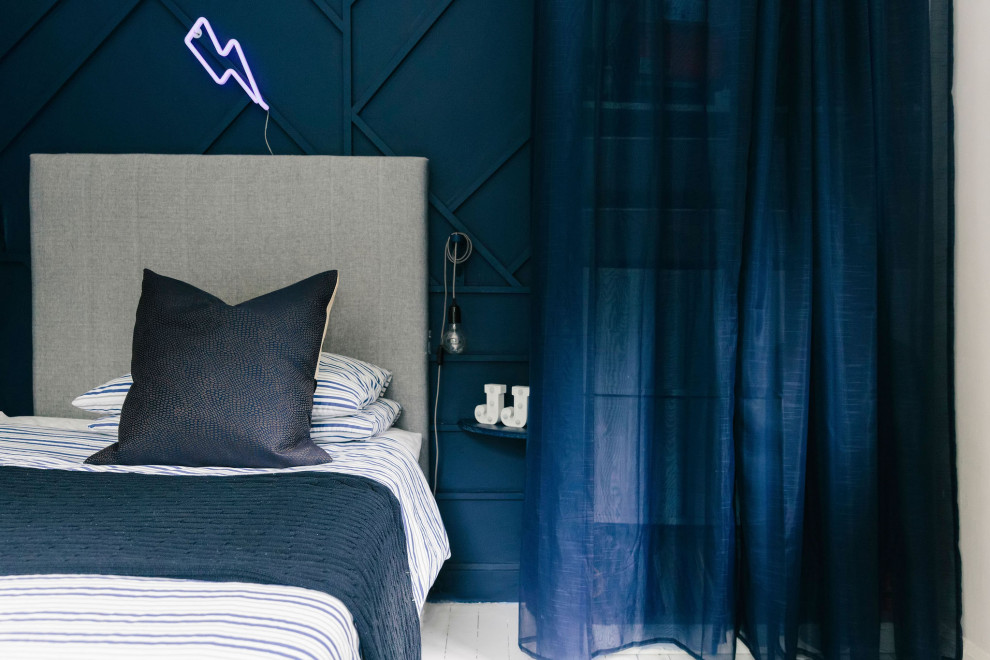 Bild på ett litet funkis barnrum kombinerat med sovrum, med blå väggar, heltäckningsmatta och beiget golv