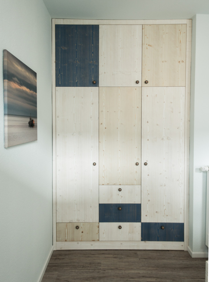Diseño de dormitorio principal marinero pequeño con paredes azules, suelo vinílico y suelo marrón
