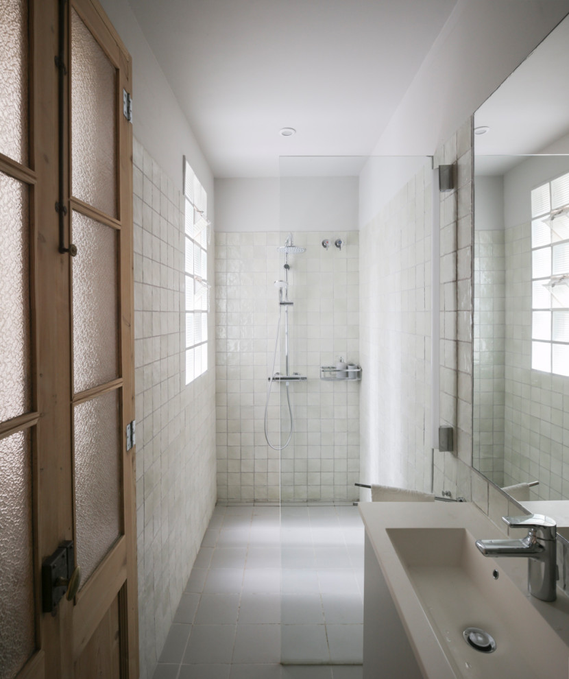 Kleines Klassisches Duschbad mit flächenbündigen Schrankfronten, weißen Schränken, bodengleicher Dusche, Wandtoilette, grünen Fliesen, Porzellanfliesen, grüner Wandfarbe, Porzellan-Bodenfliesen, Wandwaschbecken, Quarzwerkstein-Waschtisch, grauem Boden, offener Dusche, weißer Waschtischplatte, WC-Raum, Doppelwaschbecken, schwebendem Waschtisch und eingelassener Decke in Barcelona