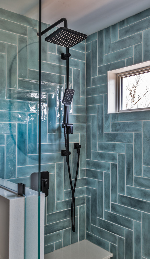 Inspiration pour une petite salle de bain principale minimaliste avec une douche à l'italienne, un carrelage bleu, des carreaux de céramique et une cabine de douche à porte battante.