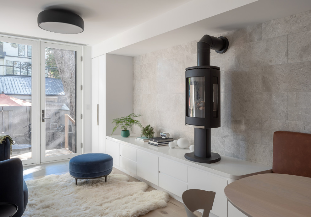 Cette photo montre un petit salon moderne ouvert avec parquet clair et cheminée suspendue.