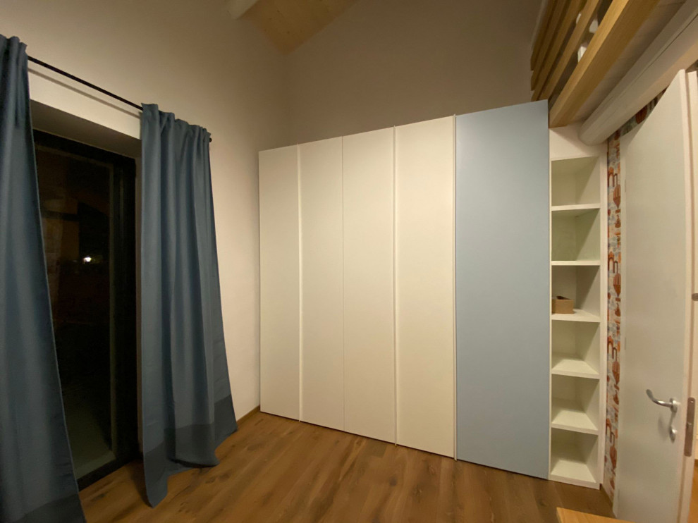 Cette image montre une chambre d'enfant de 4 à 10 ans nordique de taille moyenne avec sol en stratifié et du papier peint.