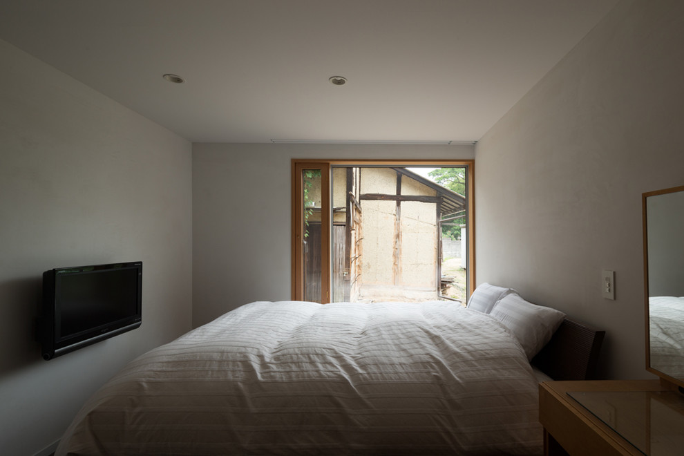 Mittelgroßes Asiatisches Hauptschlafzimmer mit weißer Wandfarbe, braunem Holzboden, beigem Boden, Holzdielendecke und Holzdielenwänden in Sonstige