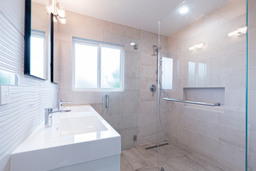 Стильный дизайн: ванная комната в стиле модернизм с белыми фасадами, душем без бортиков, бежевой плиткой, бежевыми стенами, полом из керамической плитки, врезной раковиной, столешницей из кварцита, бежевым полом, душем с раздвижными дверями, белой столешницей, тумбой под две раковины и встроенной тумбой - последний тренд