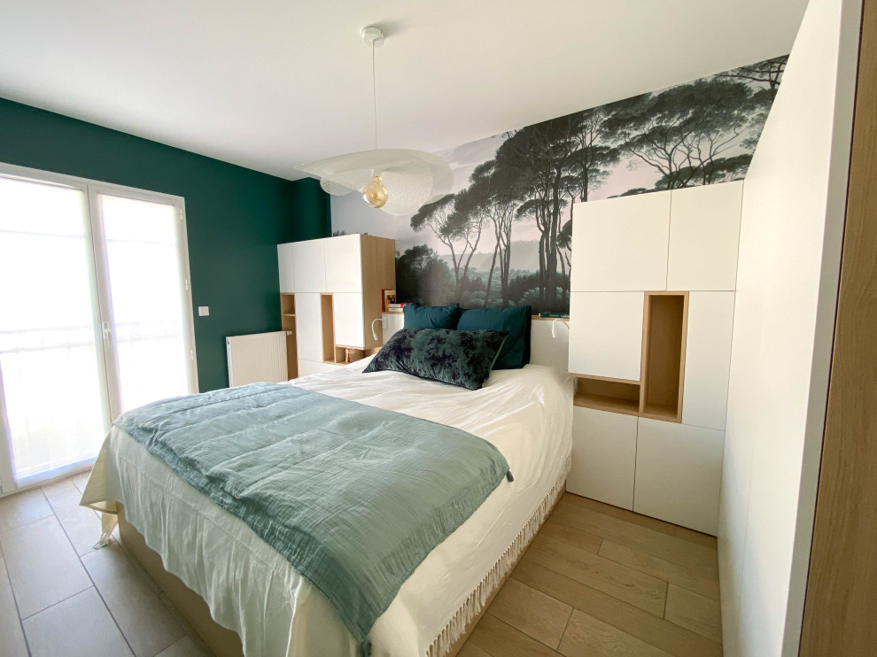 ボルドーにある中くらいなコンテンポラリースタイルのおしゃれな主寝室 (緑の壁、セラミックタイルの床、暖炉なし、ベージュの床、壁紙) のレイアウト