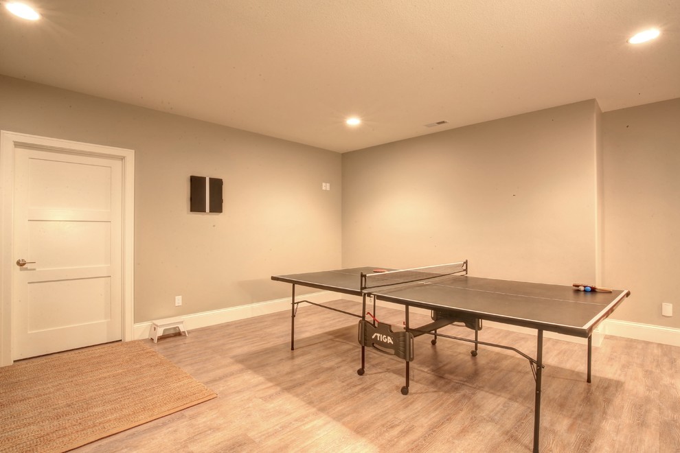 Example of a transitional home design design in Chicago