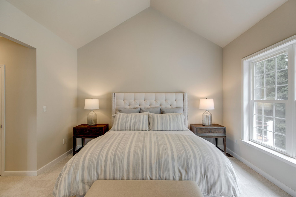 На фото: хозяйская спальня среднего размера в классическом стиле с серыми стенами, ковровым покрытием, белым полом и сводчатым потолком с