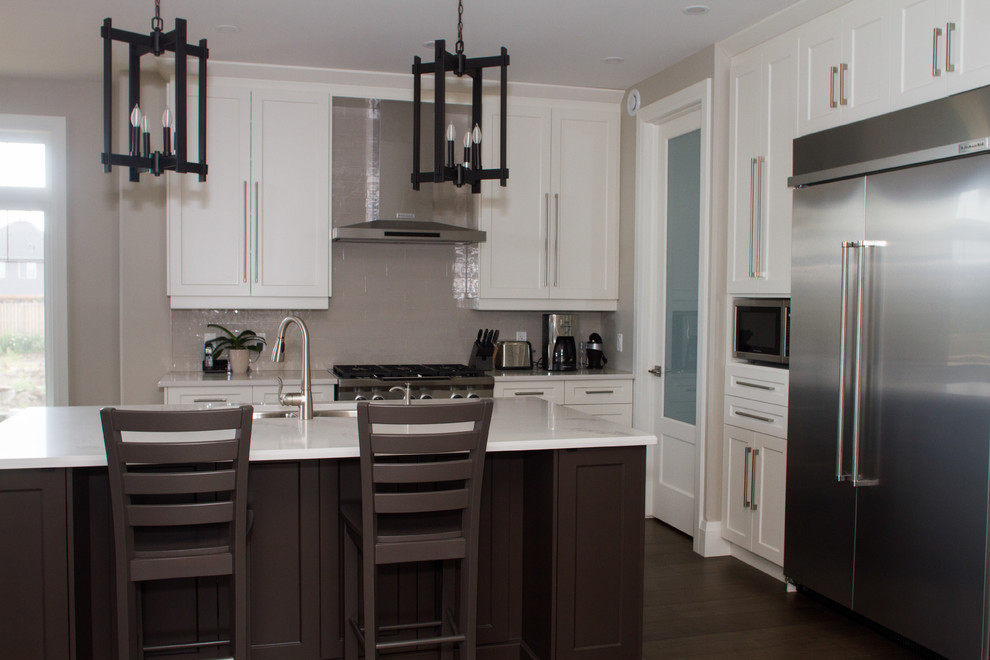 Transitional kitchen photo in Toronto