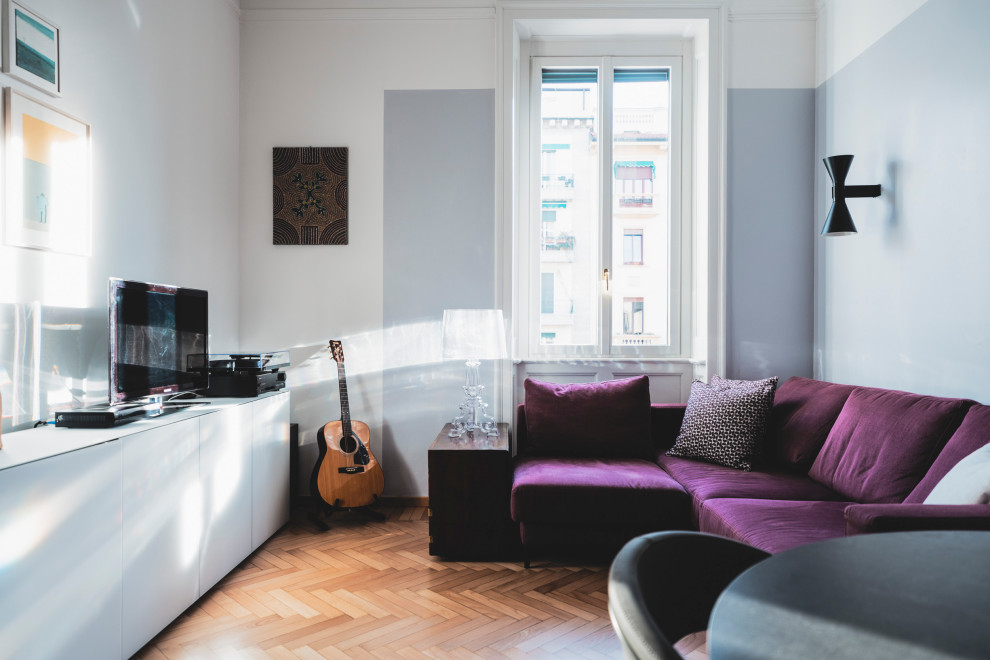 Inspiration pour une salle de séjour design de taille moyenne et fermée avec un mur gris, parquet clair, un téléviseur indépendant et un sol beige.