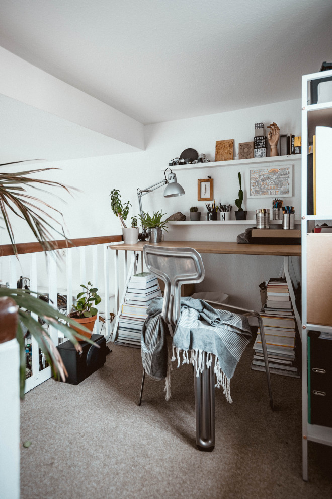 Ejemplo de despacho nórdico pequeño con paredes blancas, moqueta y escritorio independiente