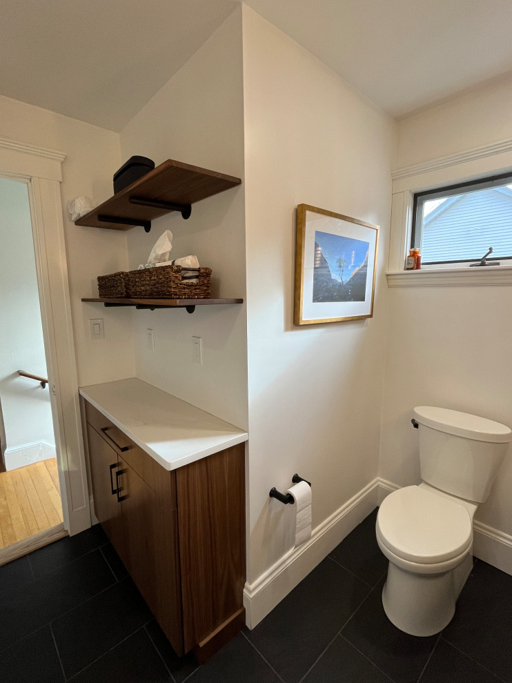 Exemple d'une salle de bain principale rétro en bois foncé de taille moyenne avec un placard à porte plane, une baignoire en alcôve, un combiné douche/baignoire, WC séparés, un carrelage vert, des carreaux de céramique, un mur blanc, un sol en carrelage de porcelaine, un plan vasque, un plan de toilette en surface solide, un sol gris, une cabine de douche à porte coulissante, meuble double vasque et meuble-lavabo sur pied.