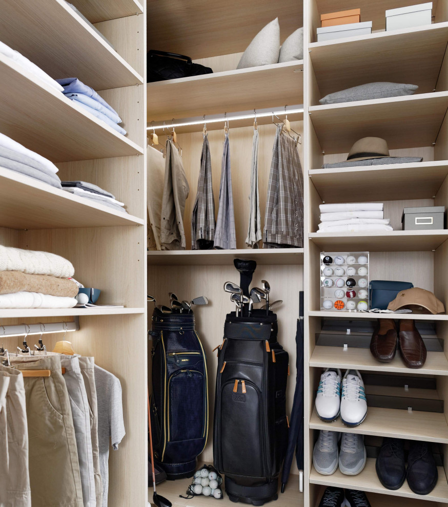 Idées déco pour un dressing et rangement contemporain.