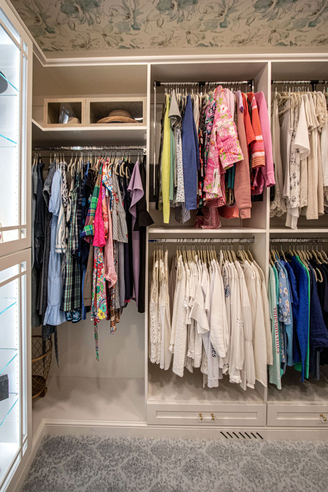 Diseño de armario vestidor de mujer tradicional de tamaño medio con armarios con paneles lisos, puertas de armario blancas, moqueta, suelo gris y papel pintado