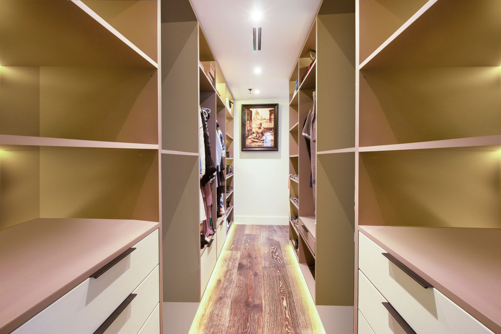 Design ideas for an industrial storage and wardrobe in Miami.