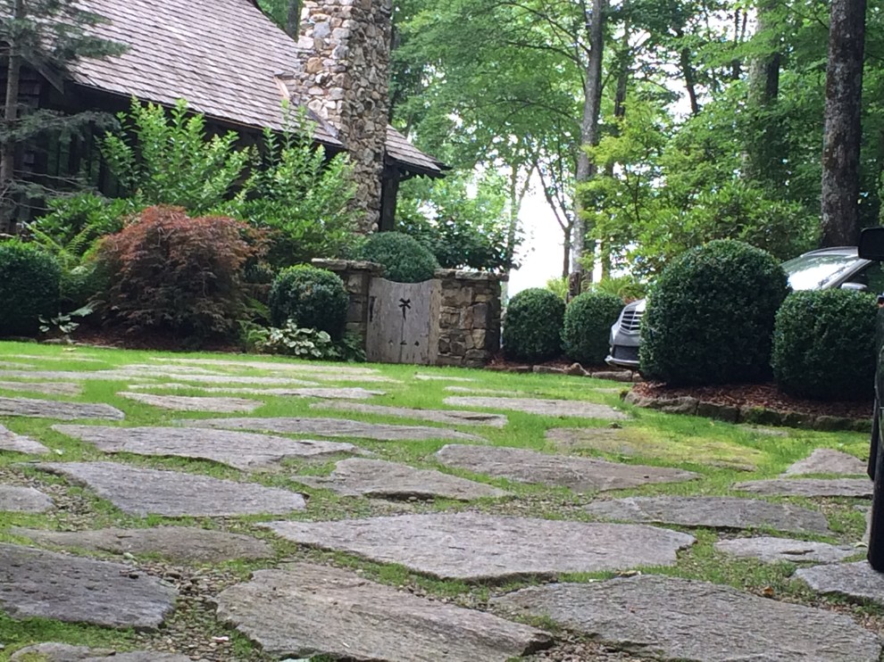 Mid-sized traditional backyard shaded formal garden in Atlanta for summer.