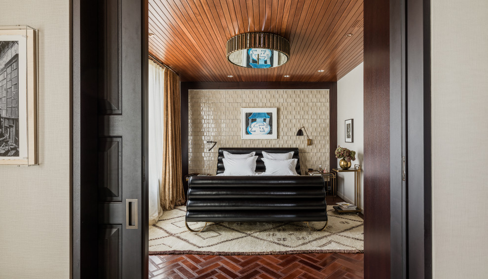 Пример оригинального дизайна: хозяйская спальня в современном стиле с белыми стенами, красным полом, деревянным потолком и акцентной стеной