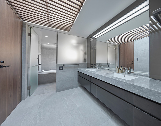 Inspiration för moderna badrum, med grå kakel, porslinskakel, grå väggar, klinkergolv i porslin och grått golv