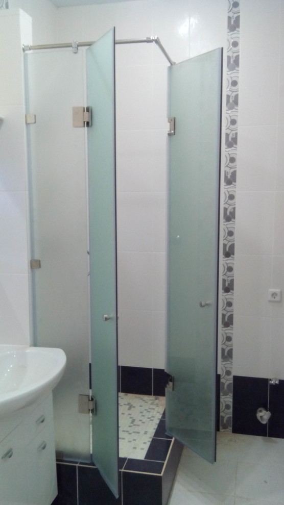 Душевое ограждение с дверцами матовое стекло