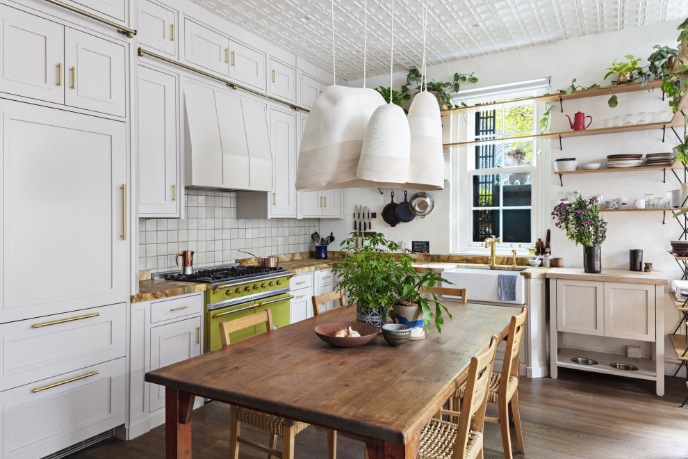 Idéer för ett klassiskt flerfärgad kök, med en rustik diskho, skåp i shakerstil, vita skåp, marmorbänkskiva, flerfärgad stänkskydd, mellanmörkt trägolv och brunt golv