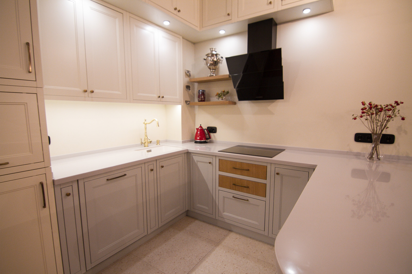 Бело-серая кухня в Москве