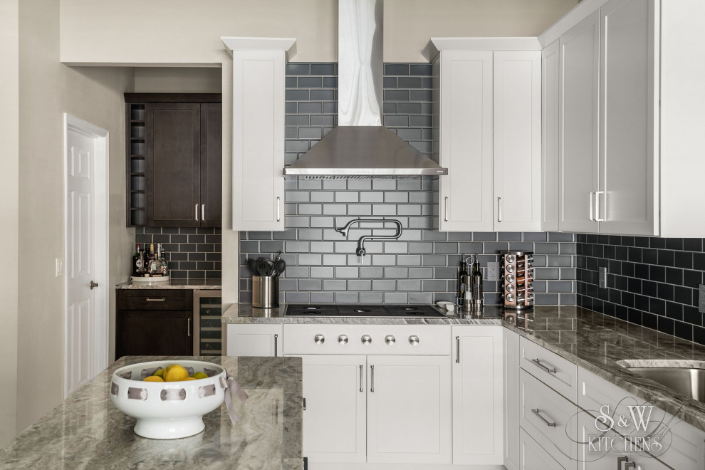 Transitional kitchen photo in Orlando